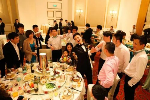 结婚晚上应该做什么事情教程 结婚晚上新郎新娘吃什么