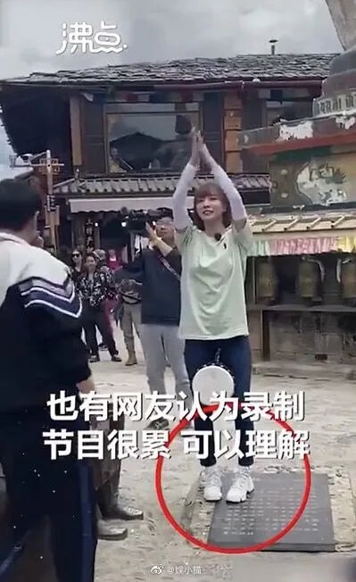文旅局回应郭京飞王珞丹坐雕塑，公众人物是否应以身作则？