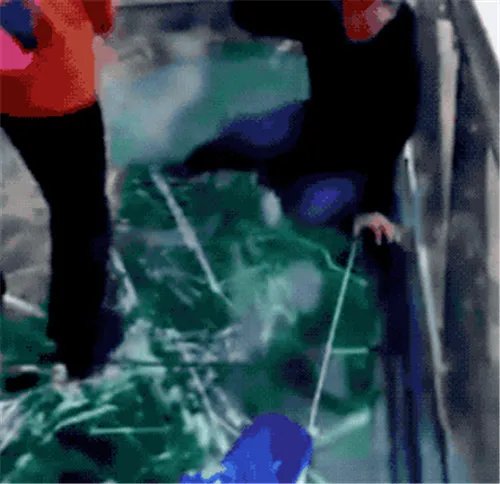 玻璃栈道碎裂特效太真  连男导游都吓哭、吓趴了！