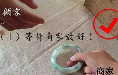 女子摔碎30万翡翠手镯吓晕 如何正确试戴翡翠手镯
