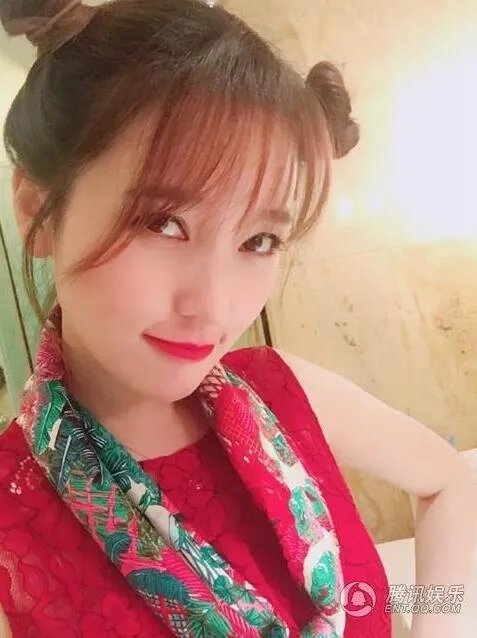 金莎走艳俗风被骂 网友直呼清纯不在不敢直视