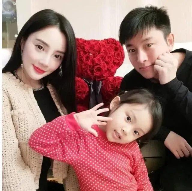 李小璐贾乃亮被拍到离婚后首次合体,你怎么看?