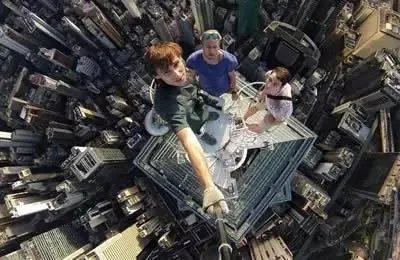 如何看待游客悬崖自拍跌落事件？