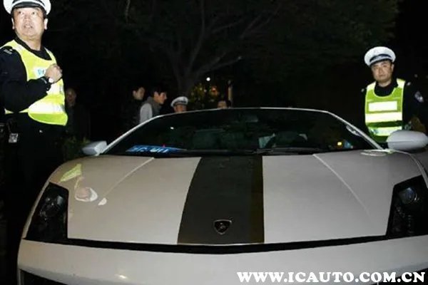 交警执法时需要几个人？交警执法时需要出示执法证吗