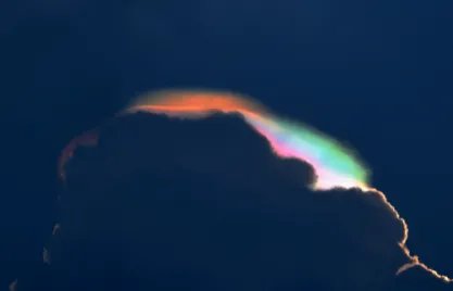 杭州西湖上空惊现七彩祥云 需要至少满足3个条件