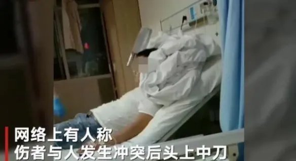 湖北一男子头插菜刀在医院等候治疗 宛如电影场景！