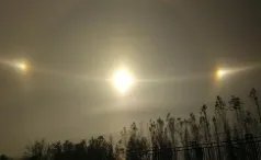 天空出现三个太阳说法