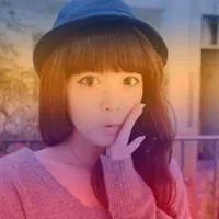 求一个戴帽子的闭着眼睛吐舌头的女生头像。