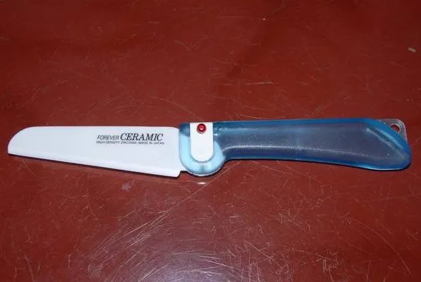 女子带陶瓷刀划断安保员手筋是怎么回事？