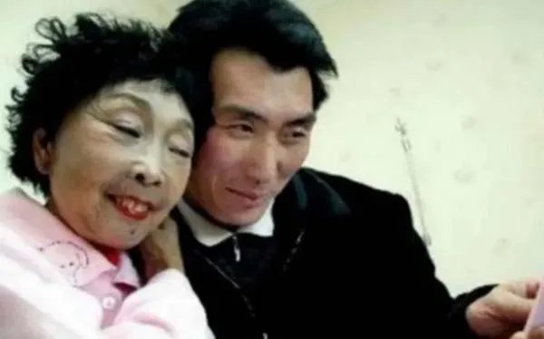 25岁小伙为留住60岁老太,不顾反对坚持要结婚,如今他们怎样了?