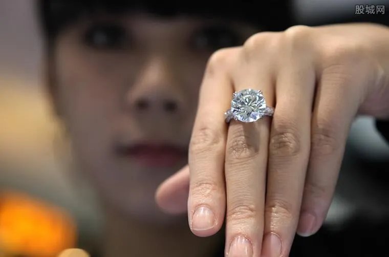 88元买了枚玻璃戒指 价值高达650万元