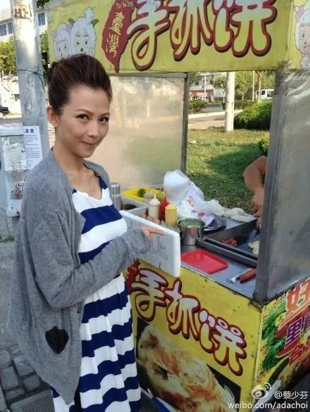 有哪些明星接地气不修边幅吃路边摊被抓包?