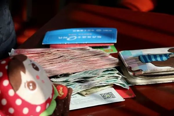 的哥捡到15万现金归还失主，失主奖励司机1500元，爱是可以传递的吗？