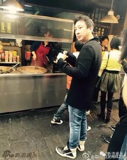 有哪些明星接地气不修边幅吃路边摊被抓包?