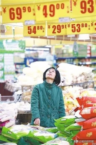 国内疫情基本要结束了,为什么有些人现在却开始抢购大米和房子?