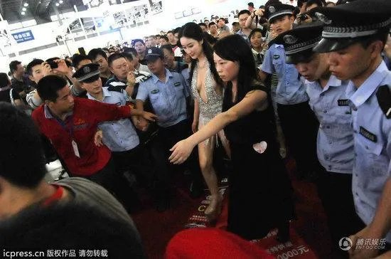 “湿露露”深V爆乳装亮相车展 尺度更胜干露露