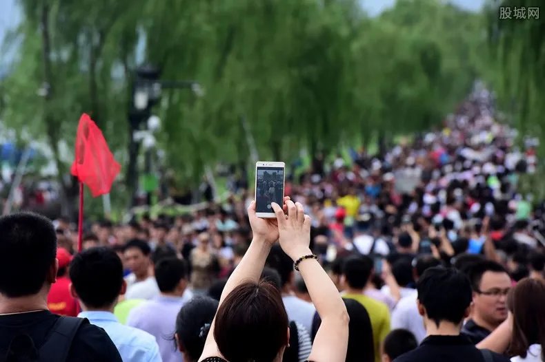 十一近8亿人出游 实现国内旅游收入6497.1亿元