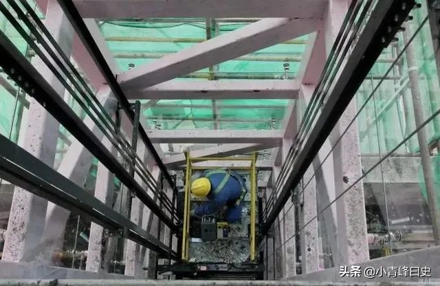 济南一小区乘电梯按次收费，每次5分钱，物业费白交，你怎么看？