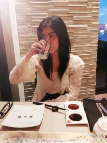 有哪些明星接地气不修边幅吃路边摊被抓包?