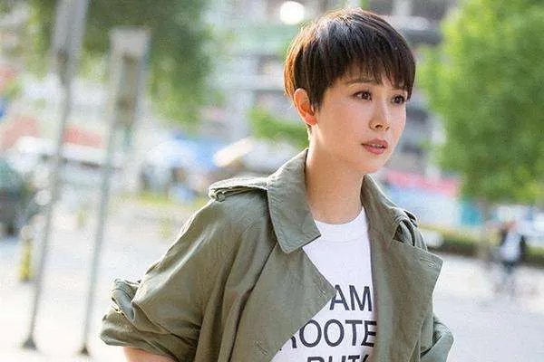 邓超发孙俪黑照引发热议，娱乐圈还有哪些“猪队友”？