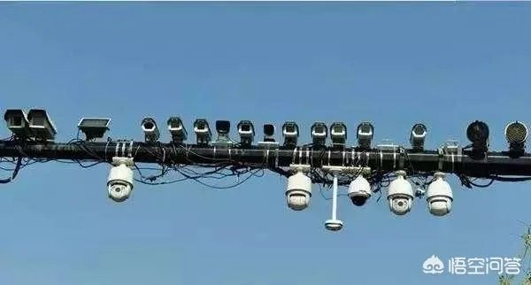 大巴司机高速上玩手机长达25分钟，车上载满高中生，对此，你怎么看？