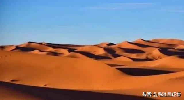 在一片沙漠里，有…开头编故事？