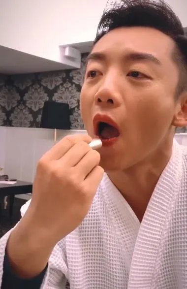 郑恺涂口红吃东西，为何引起很大的争论？