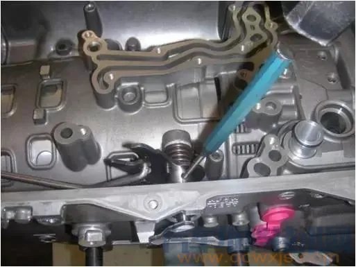 自动变速箱阀体总成拆卸与安装（教程图解）