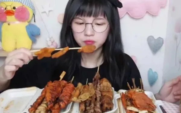 大胃王称因吃播负债数十万，你如何看待吃播经济？