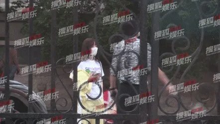 李小璐贾乃亮被拍到离婚后首次合体,你怎么看?