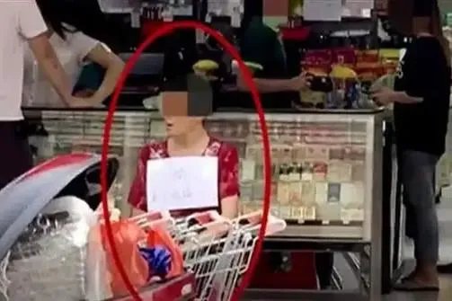 经家属及其本人同意，多次偷排骨老太被挂牌示众，尊严没罚款重要？