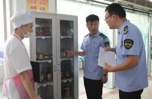 河北一家长反映食堂卫生问题被拘,校方对此事做出了什么回应?