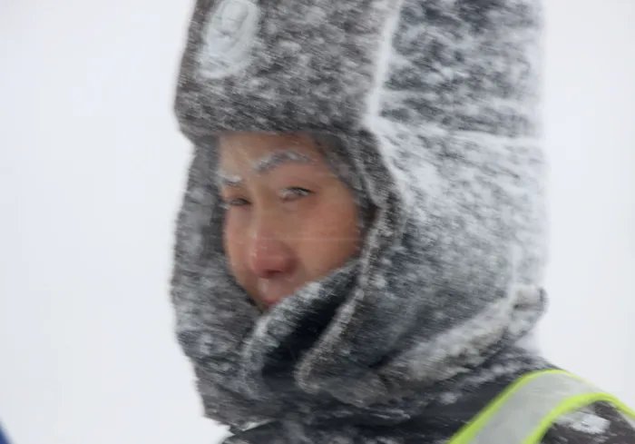 奶奶织毛袜多少双送交警？