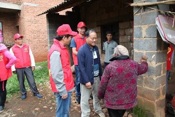 的哥捡到15万现金归还失主，失主奖励司机1500元，爱是可以传递的吗？