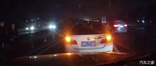 2死5伤！高速追尾未及时撤离 报警17秒后又发生惨烈车祸