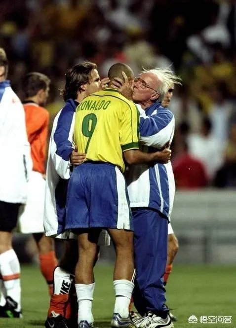 九八年世界杯上，巴西队和荷兰队哪个队的整体实力会更强一些？