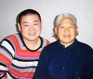 岳云鹏求网友帮忙修复童年照，他的童年照长得像谁？