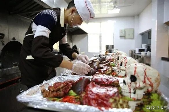 高校惊现恐怖黑暗料理 麻辣人脑、人眼 演绎极致恐怖