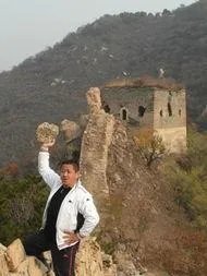 如何看待情侣不听劝阻在长城刻字这件事？