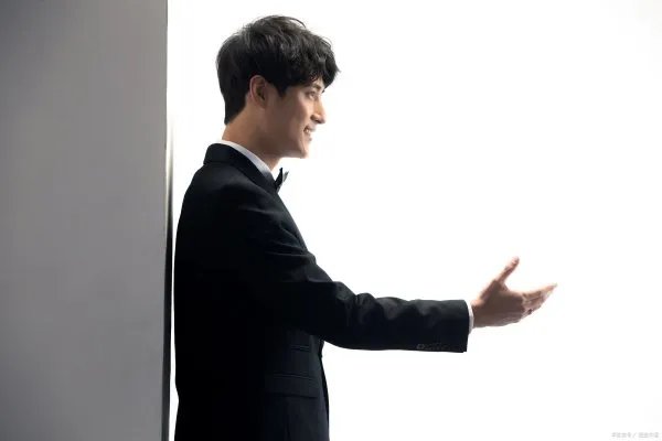 只有合适正确的新郎礼服搭配，才能衬托出新郎的气质魅力，如何搭配？