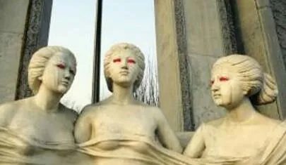 湖南大学标志性塑像被涂成大花脸，你怎么看？