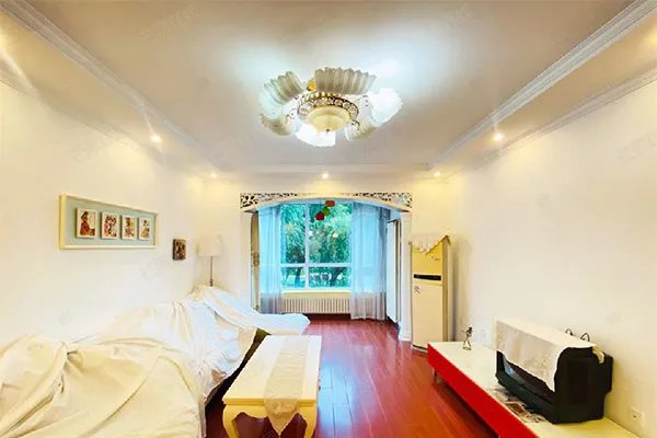 上海仨小伙为省钱租一间房不同时间睡，在外漂泊有哪些难处？