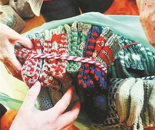 奶奶织毛袜多少双送交警？