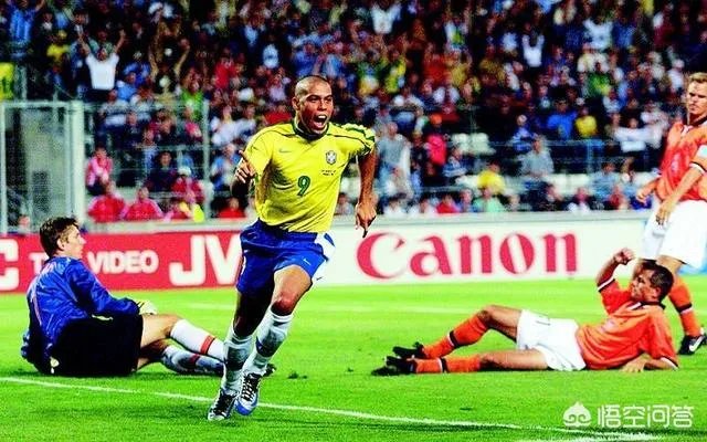 九八年世界杯上，巴西队和荷兰队哪个队的整体实力会更强一些？