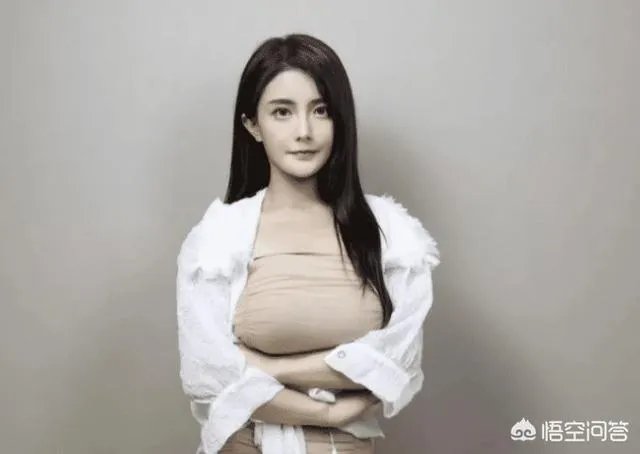 虎牙古阿扎直播肩带掉落,是”事故“,还是有意为之?弹幕满屏问号,对此你怎么看?