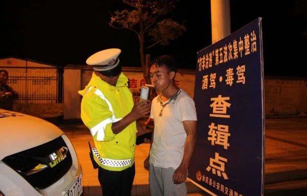 1桌人街边吃宵夜被车辆撞飞,肇事者为何这么做?