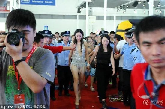 “湿露露”深V爆乳装亮相车展 尺度更胜干露露