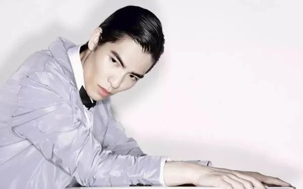 萧敬腾与经纪人恋爱，两人深夜挽手同归住所，你怎么看？