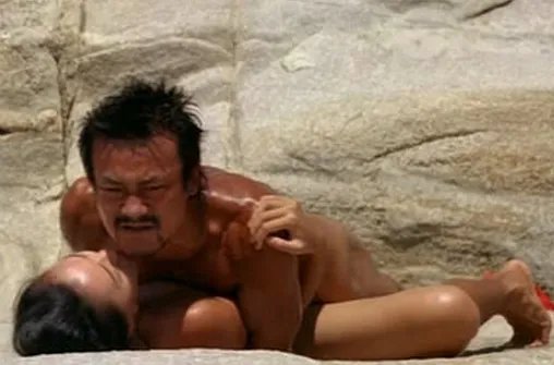 莫小棋演过哪些三级片 惹火沙滩激情照曝光