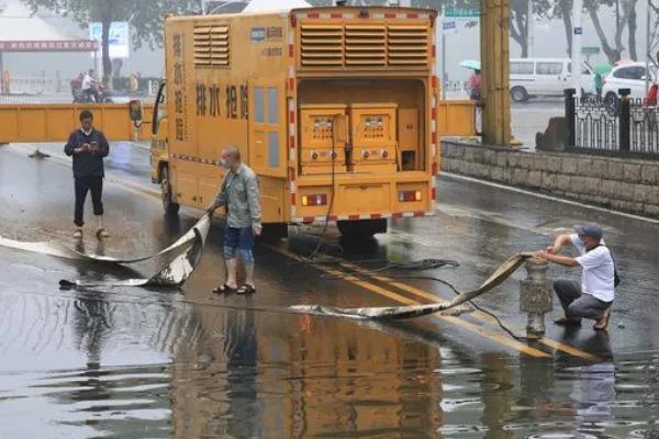 黄冈58岁村支书视察工作被洪水冲走,对此国家该补偿多少钱?